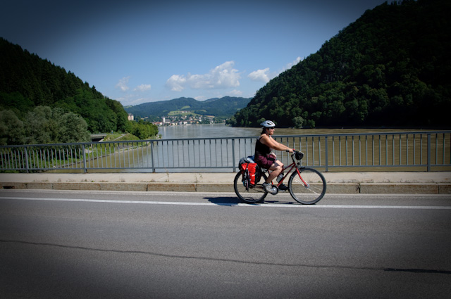 Thumbnail In bici sul ponte del Danubio