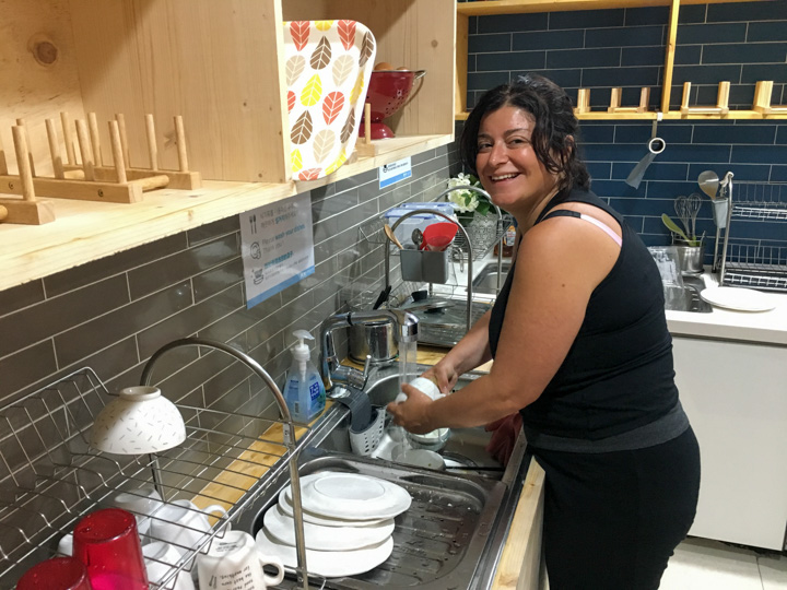 Simona lava i piatti