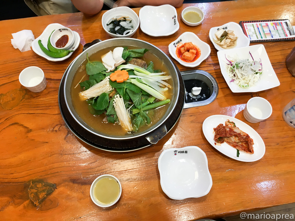 Tavolo con zuppa coreana