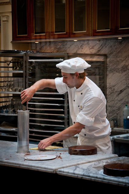 Thumbnail Taglio della Sachertorte di Demel